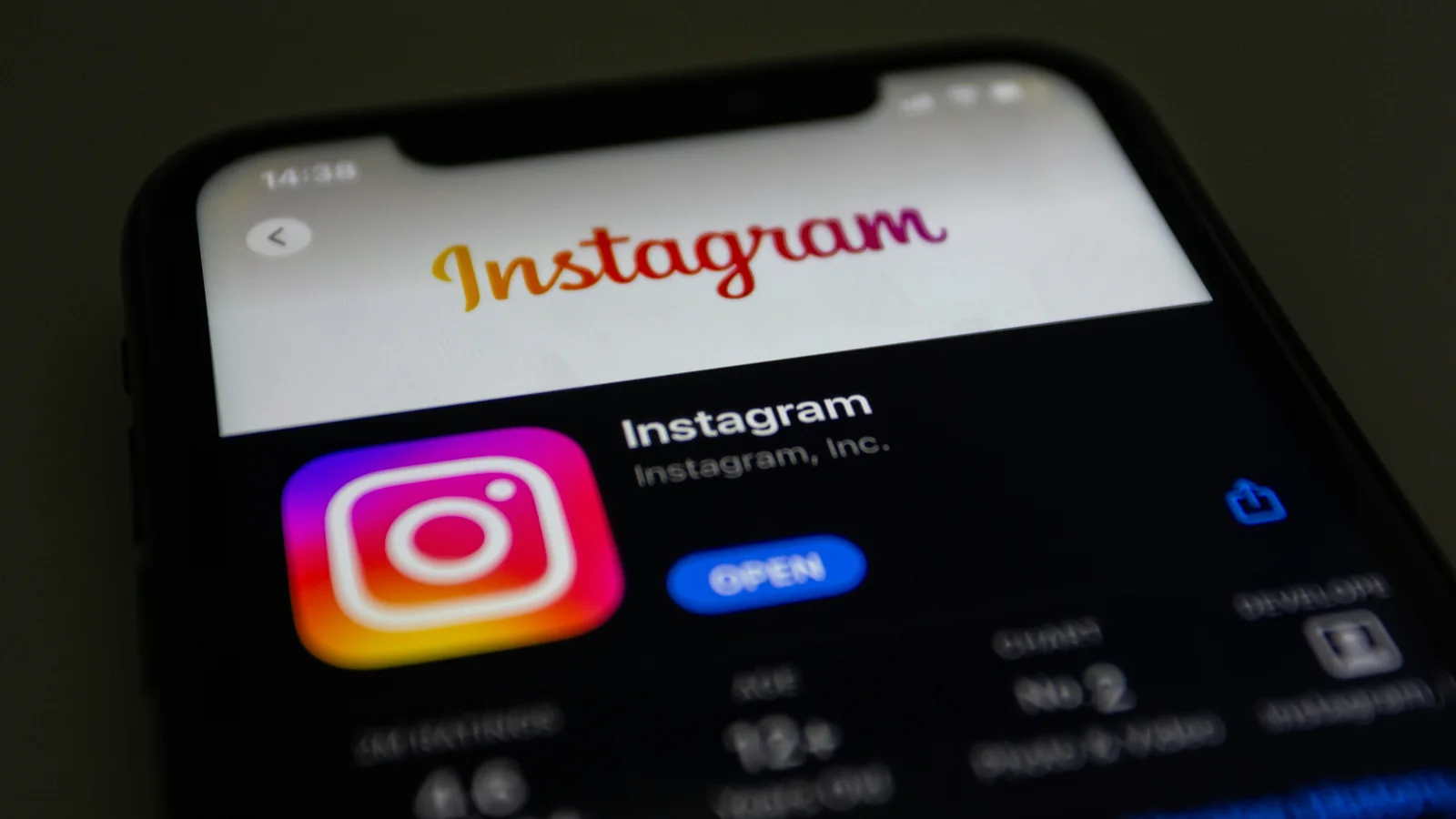 O aplicativo Instagram é exibido em um smartphone antes de escolher um pacote de seguidores Instagram.